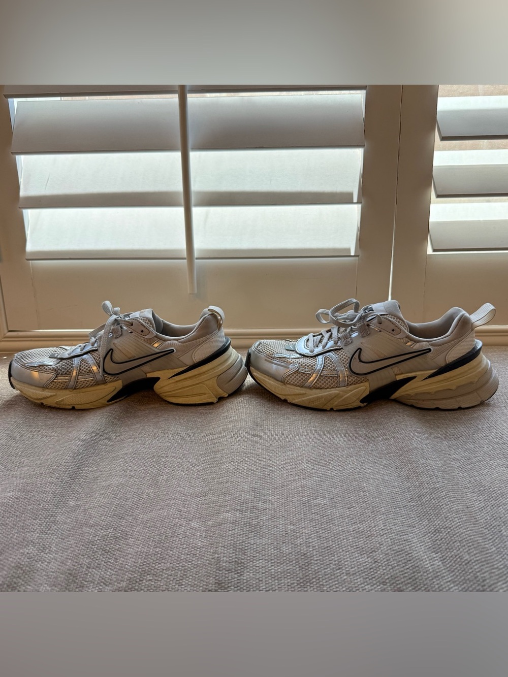 Nike Silver V2K Run Running Sneakers Women's Shoe Size 7 - Picture 4 of 7